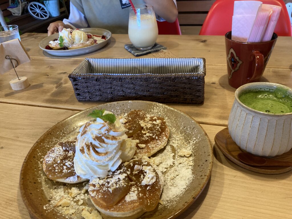 パンケーキと抹茶ラテ