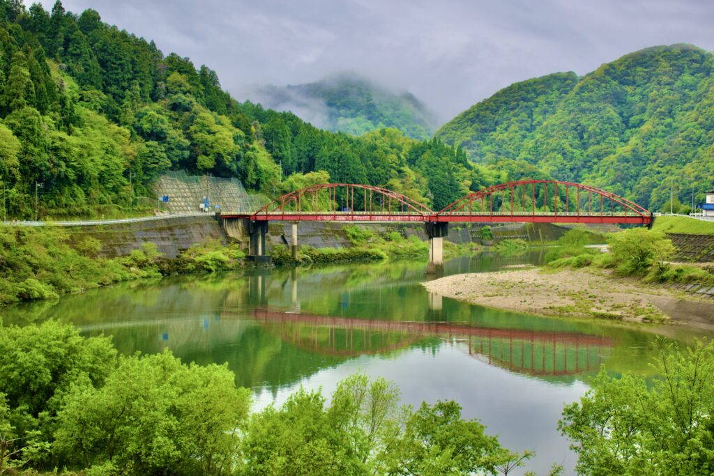 川本大橋　新緑の季節