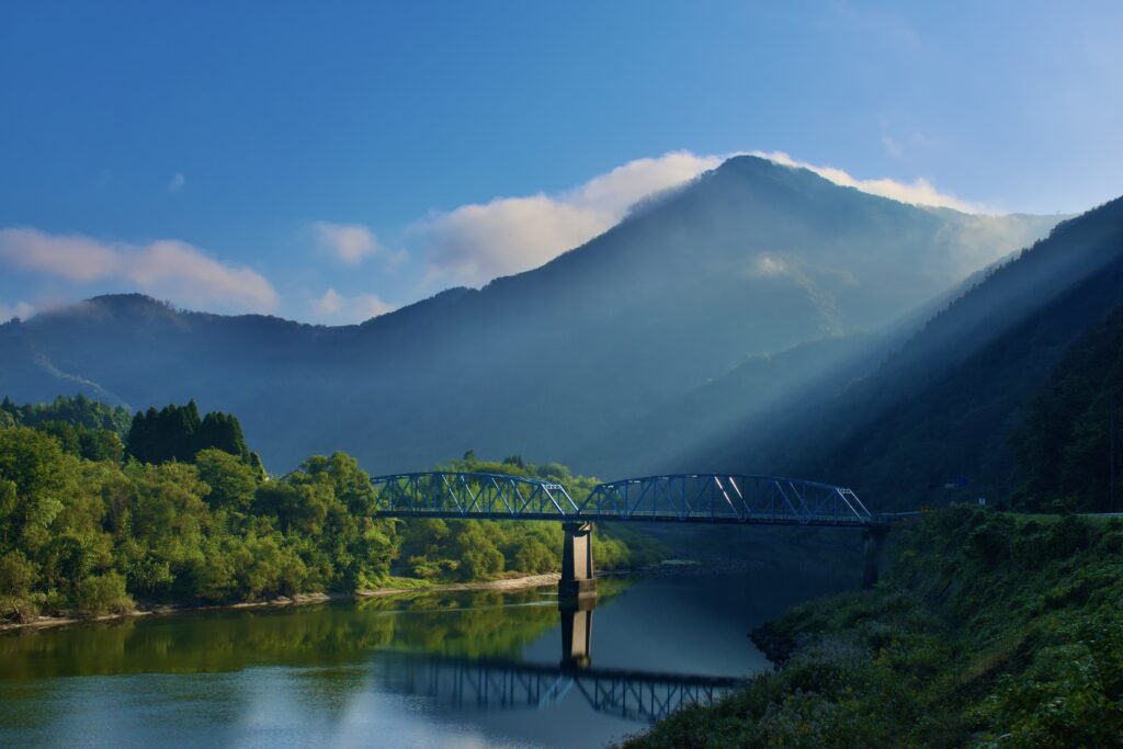 美郷町　江の川と朝霧と光芒